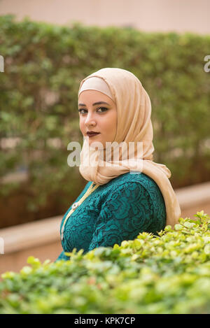 Schöne junge muslimische Frau mit Kopftuch im Freien Stockfoto