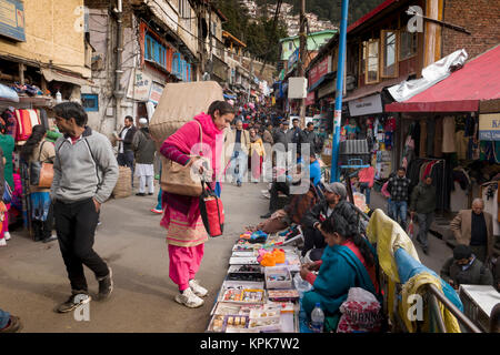 Shopping in der unteren Basar Markt in Shimla, Indien Stockfoto