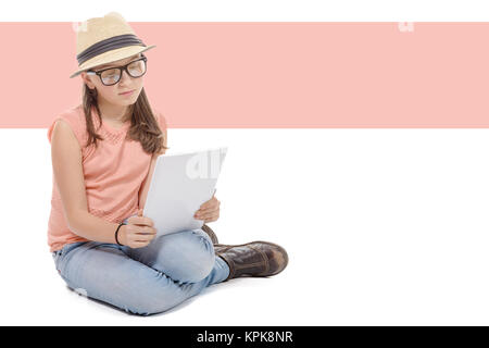 Schöne vor - jugendlich Mädchen mit einem Tablet-PC. Stockfoto