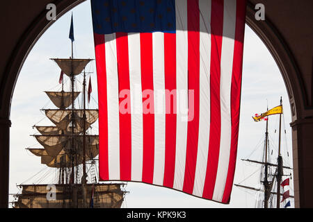 USA, Massachusetts, Boston. Segeln Boston Tall Ships Festival, niederländischen Bark Europa, Masten und US-Flagge, Rowe's Wharf. Stockfoto