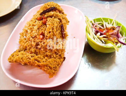 Crispy catfish Salat mit würziger Sauce, Thai Food Stockfoto