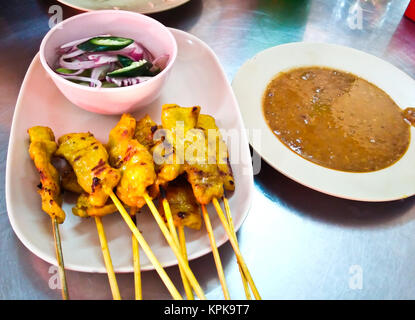 Gegrilltes Schweinefleisch Satay mit Erdnuss-Sauce, Thai-Küche Stockfoto