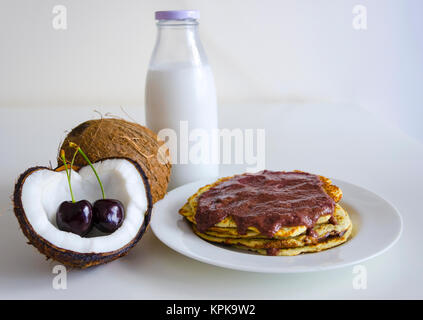 Cherry coconut pancakes Stockfoto