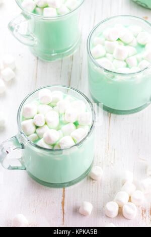 Heißer weißer Minze Schokolade mit Marshmallows, weißen Hintergrund. Holidey trinken. Stockfoto