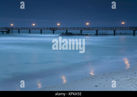 Fühlbare Kälte, Naturgewalten im Winter, peitschende Sehen, keine Sonne, Schnee am Strand, Schneesturm Stockfoto