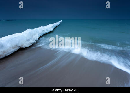 Fühlbare Kälte, Naturgewalten im Winter, peitschende Sehen, keine Sonne, Schnee am Strand, Schneesturm Stockfoto