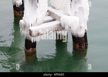 Fühlbare Kälte, Naturgewalten im Winter, peitschende Sehen, keine Sonne, Schnee am Strand, Schneesturm Stockfoto