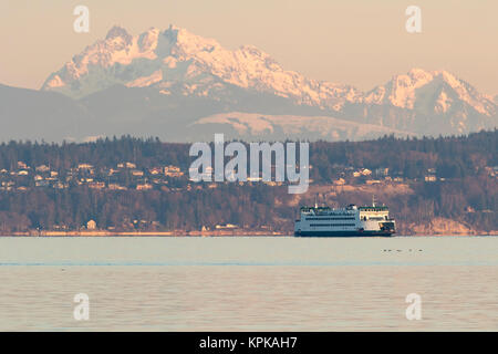 Washington State Ferry und Sonnenuntergang Farben auf Cascade Mountains und Langley. Stockfoto