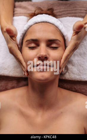 Nahaufnahme von einer Frau erhalten Gesichtsbehandlung Beauty Behandlung im Spa Salon. Schöne junge Frau, eine Gesichtsmassage. Stockfoto