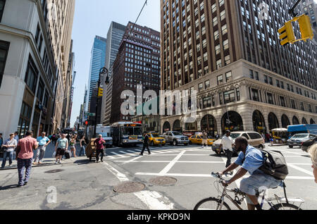 NEW YORK CITY - 12. Juli: Menschen gehen Sie die Seventh Avenue am 12. Juli 2012 in New York. Seventh Avenue ist eine Durchgangsstraße auf der Westseite des boroug Stockfoto