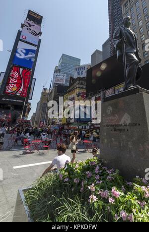 NEW YORK CITY - 12. Juli: Leute sitzen in Outdoor Cafe am Times Square am 12. Juli 2012 in New York. Der Times Square ist einen wichtigen kommerziellen Kreuzung in M Stockfoto