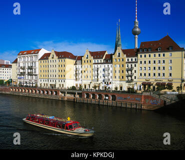 Boot auf dem Fluss Spree, Nikolaiviertel, Berlin Stockfoto