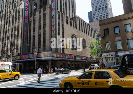 NEW YORK CITY - Juli 12: Radio City Music Hall Fassade am 12. Juli 2012 in New York. Die Radio City Music Hall ist ein Veranstaltungsort in Rockefe entfernt Stockfoto