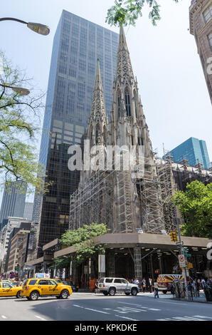 NEW YORK CITY - 12. Juli: St. Patrick's Cathedral Fassade unter Rekonstruktion am 12. Juli 2012 in New York. Die Kathedrale von St. Patrick ist ein eingerichtet Stockfoto