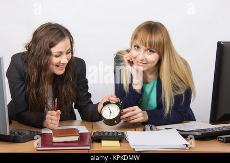 Zwei Mädchen im Büro gerne warten auf das Ende des Arbeitstages Stockfoto