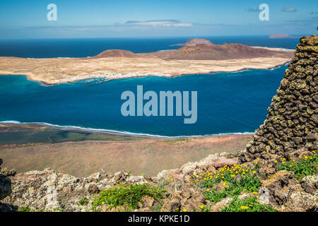 Blick auf die Insel La Graciosa von Mirador del Rio, Lanzarote, Kanarische Inseln, Spanien Stockfoto