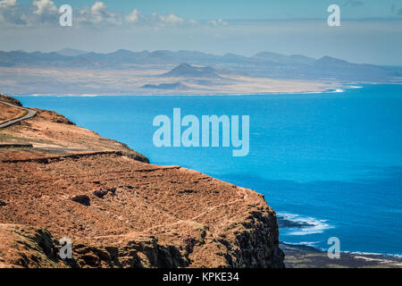 Panoramablick auf die Straße in Richtung Nationalpark Timanfaya auf Lanzarote, Kanarische Inseln Stockfoto