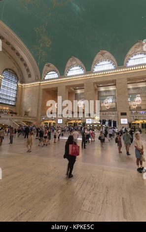 NEW YORK CITY - Juli 12: Blick in die Grand Central am 12. Juli 2012 in New York. Grand Central ist ein Commuter Rail Terminal in Manhattan.