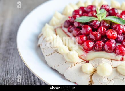 Pavlova Meringue mit Kirschen Stockfoto