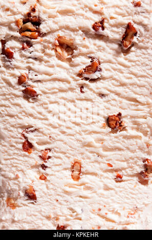 Full Frame Textur Hintergrund - Nahaufnahme von Muttern Stücke in Ahorn Nussbaum Eis - cremig, Kalt und gefrorene Milchprodukte Nachtisch Stockfoto