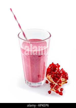 Granatapfel Smoothie in Glas mit Stroh neben Obst mit Schatten auf weißem Hintergrund Stockfoto