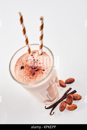 Top down first person Perspektive auf Kaffee aromatisiert Smoothie für zwei Neben getrocknete Vanille und Kakao Zutaten Stockfoto