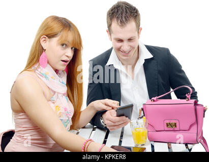 Junges Paar mit einem Smartphone in einem Café Terrasse Stockfoto