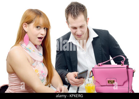 Junges Paar mit einem Smartphone in einem Café Terrasse Stockfoto