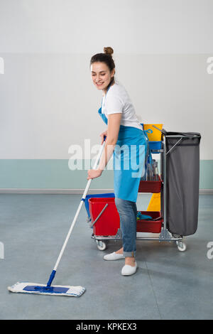 Glückliche junge weibliche Hausmeister Stockfoto