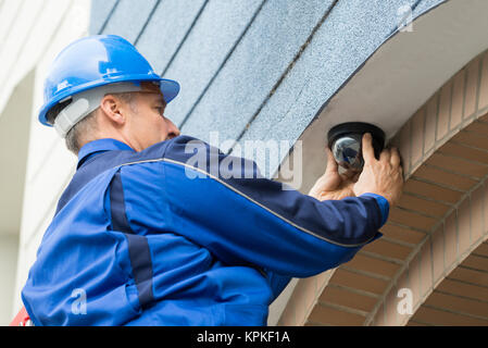 Männliche Techniker Installieren von Kamera Stockfoto