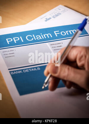 Ein Mann das Ausfüllen eines PPI (restschuldversicherung) Antragsformular. Stockfoto