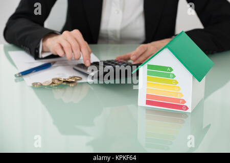 Rechnung mit Euro-münzen und Energieeffizienz auf Schreibtisch Stockfoto