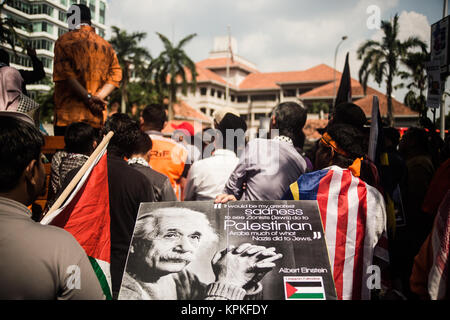 Kuala Lumpur, Malaysia. 15 Dez, 2017. Demonstranten in den Straßen von Kuala Lumpur zusammen mit den ehemaligen Premierminister von Malaysia, Mahathir Mohamad vor der US-Botschaft in Kuala Lumpur am 15. Dezember 2017 Quelle: Ady Abd Ropha/Pacific Press/Alamy leben Nachrichten Stockfoto