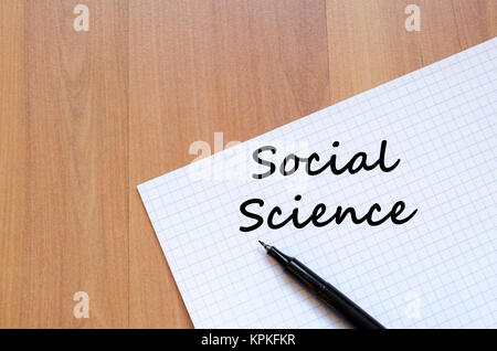 Social science schreibt am Notebook Stockfoto