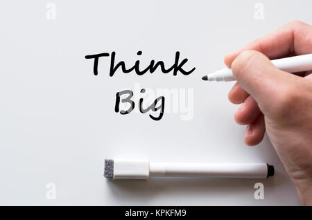 Think Big auf dem Whiteboard geschrieben Stockfoto