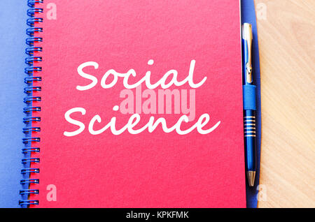 Social science schreibt am Notebook Stockfoto