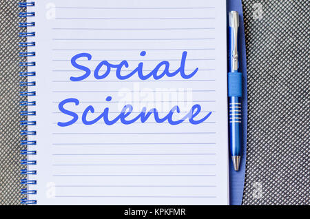 Social science schreibt am Notebook Stockfoto