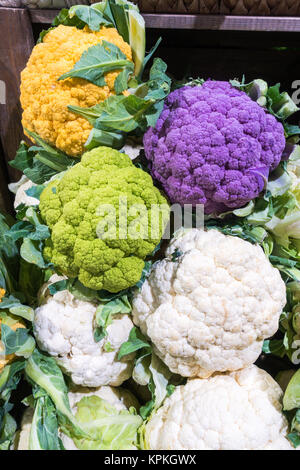 Mehrfarbige Blumenkohl in einem spanischen Supermarkt. Lila, Gelb, Grün und Weiß Stockfoto