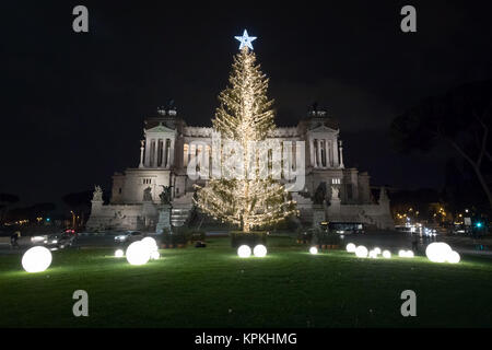 Rom, Italien, 14. Dezember 2017: Piazza Venezia festlich dekoriert, mit dem Weihnachtsbaum mit 800 Silber Kugeln, beleuchtet mit LED-Leuchten. In der backgrou Stockfoto