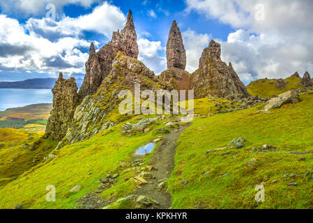 Berühmte rock Pinnacles alte Mann der Storr, auf einem Hügel im Norden der Insel Skye Insel Highlands in Schottland, Vereinigtes Königreich. Alte Mann der Storr ist einer o Stockfoto