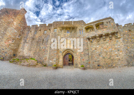 Dornie, Schottland, Großbritannien, 28. Mai 2015: Eingang des Eilean Donan Castle vom Innenhof auf der Seite Eingang. Stockfoto