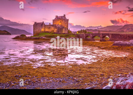 Magenta Sonnenuntergang am Eilean Donan Castle, Dornie, Kyle von Lochalsh in Schottland, Vereinigtes Königreich. Das meistbesuchte Schloss in Großbritannien. Auf einer Insel ein Stockfoto