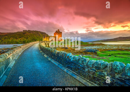 Sonnenuntergang und twilight auf Eilean Donan, aus dem 13. Jahrhundert stammenden Schloss des Vereinigten Königreichs. In Dornie Dorf in den Highlands von Schottland. Stockfoto