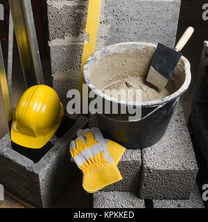 Werkzeuge für Maurer Eimer mit einer Lösung und einer Kelle, close-up Stockfoto