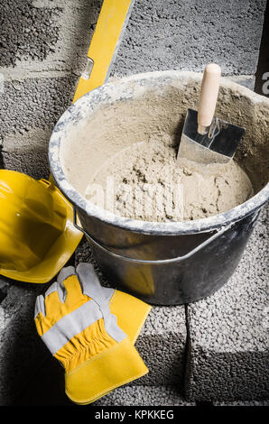 Werkzeuge für Maurer Eimer mit einer Lösung und einer Kelle, close-up Stockfoto