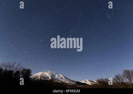 Snowy Mountain bei Nacht Stockfoto