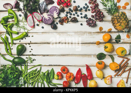 Flachbild-lay von frischem Obst, Gemüse, grünen und Superfoods Stockfoto