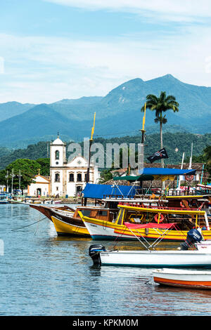 RIO DE JANEIRO, Februar, 15, 2016 - Touristische boote warten auf Touristen in der Nähe der Kirche Igreja de Santa Rita de Cassia in Paraty, Rio de Janeiro, Brasilien Stockfoto