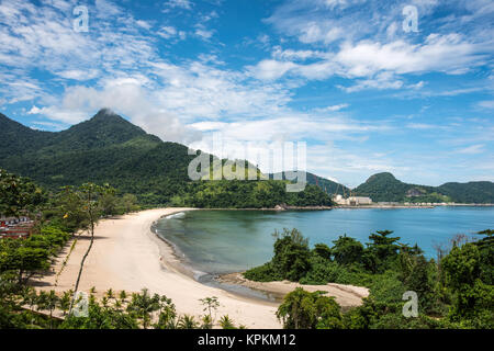 Strand in der Nähe von Kernkraftwerk ANGRA, Central Nuclear Almirante Alvaro Alberto, Rio de Janeiro, Brasilien Stockfoto