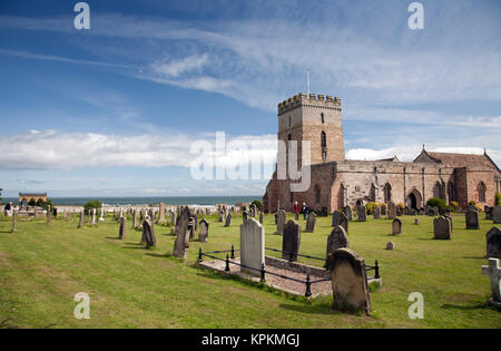 Die Gnade Gottes Liebling Grab und St Aidan's Kirche, Bamburgh, Northumberland. Stockfoto